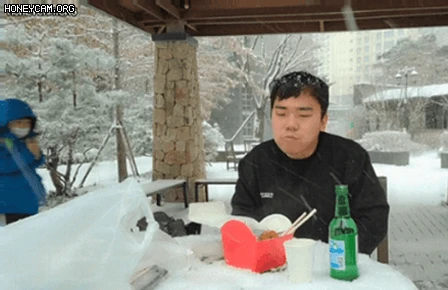 힐끗염보성.gif.webp